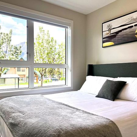 Brand New 2Br Condo With Outdoor Swimming Pool And Hot Tub Canmore Zewnętrze zdjęcie