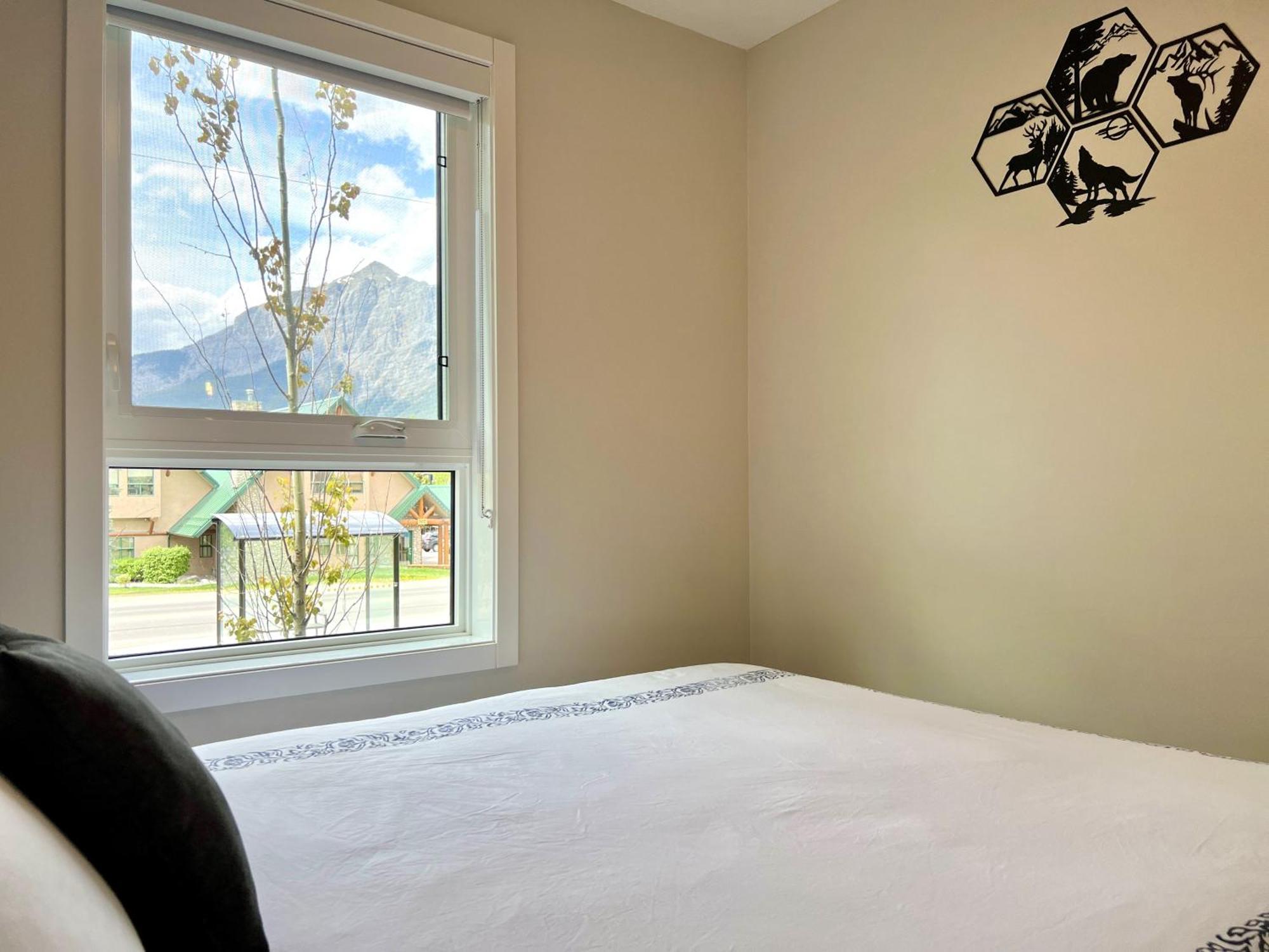 Brand New 2Br Condo With Outdoor Swimming Pool And Hot Tub Canmore Zewnętrze zdjęcie