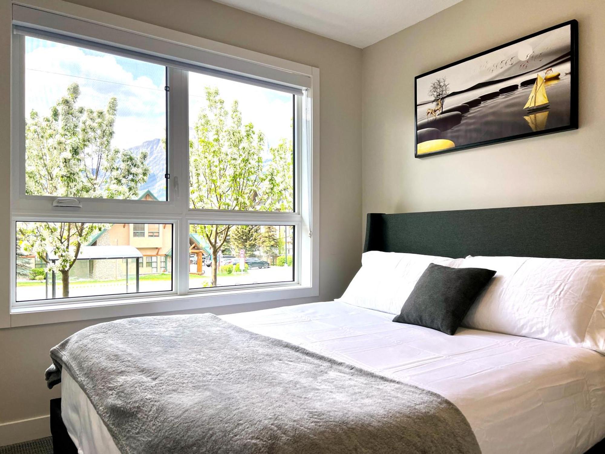 Brand New 2Br Condo With Outdoor Swimming Pool And Hot Tub Canmore Zewnętrze zdjęcie