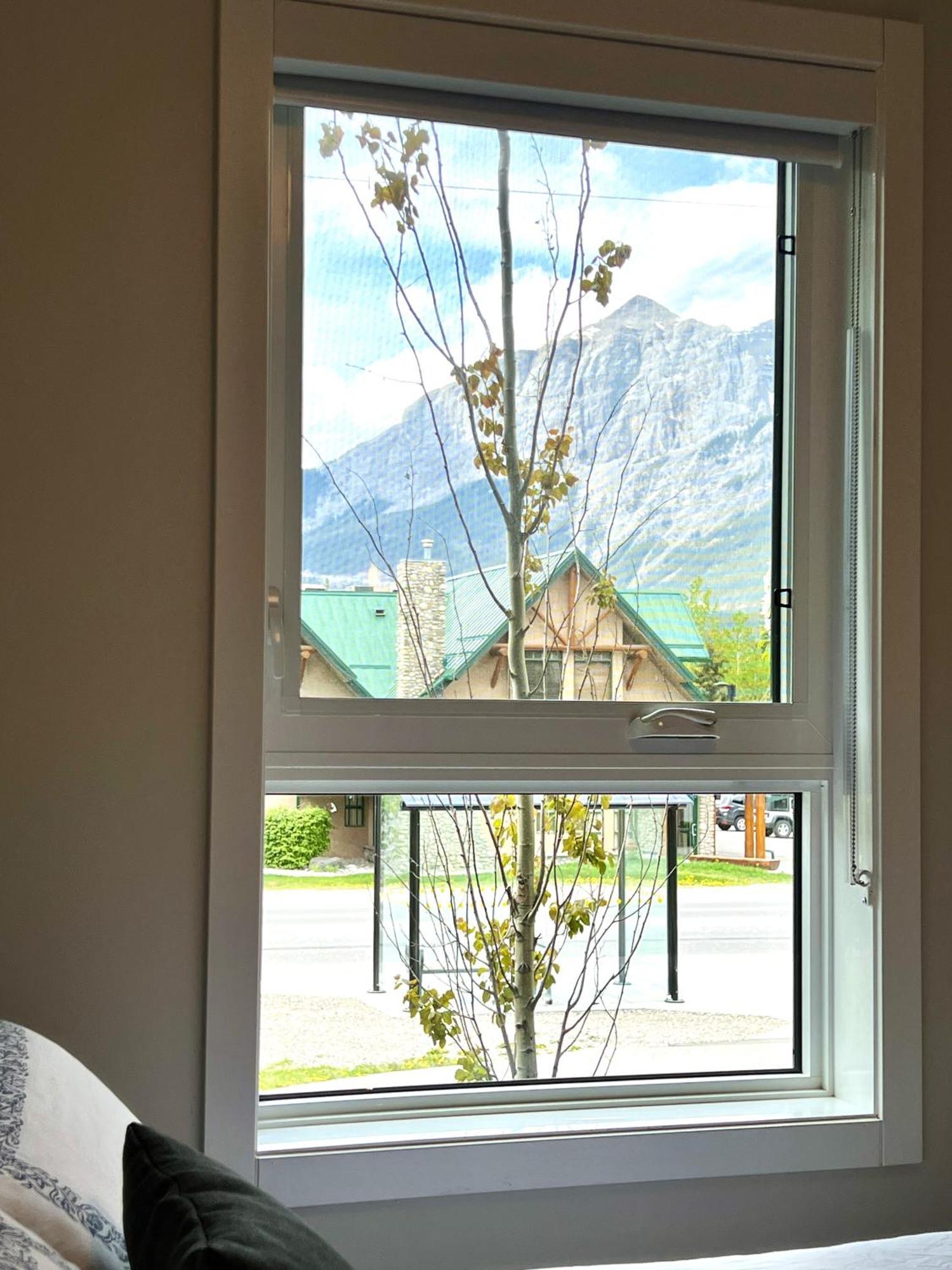 Brand New 2Br Condo With Outdoor Swimming Pool And Hot Tub Canmore Zewnętrze zdjęcie