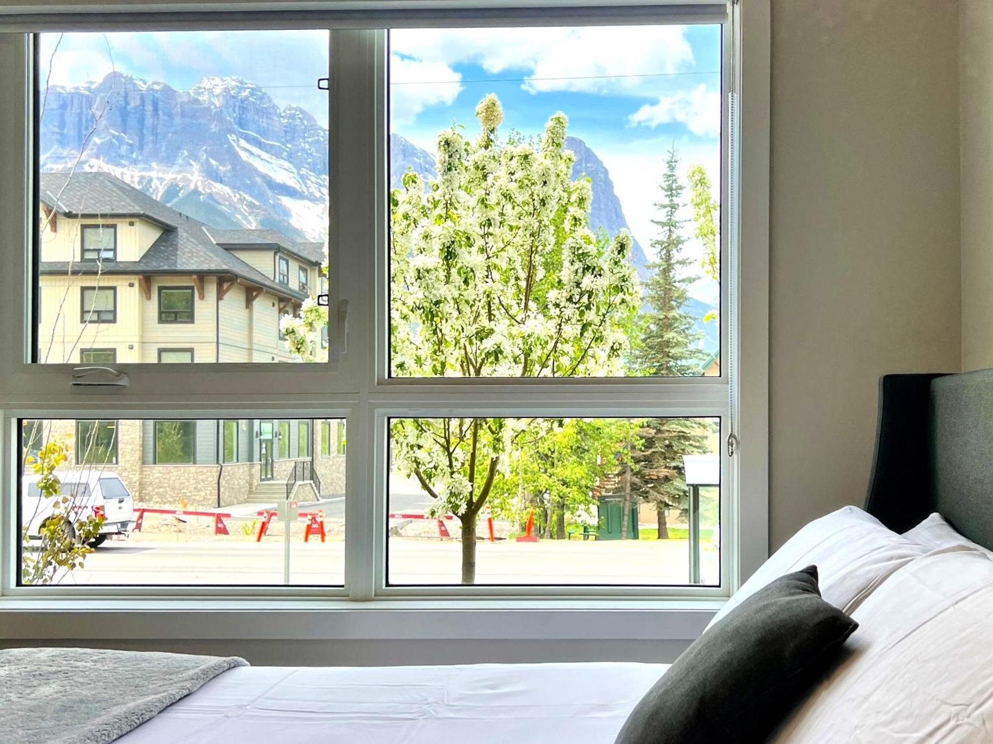 Brand New 2Br Condo With Outdoor Swimming Pool And Hot Tub Canmore Zewnętrze zdjęcie
